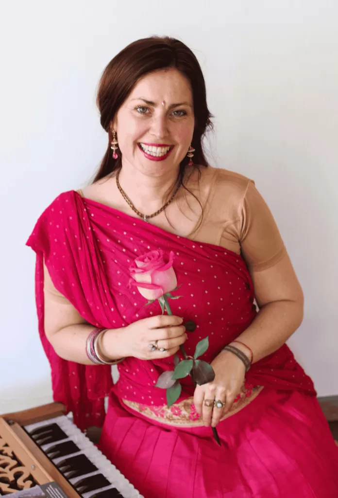 Pavla Saraswati, lektorka hry na harmonium a manter, koučka