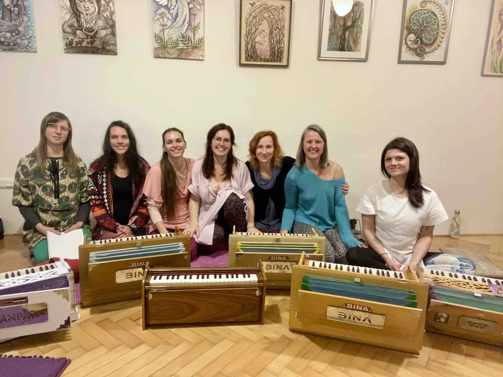 účastnice kurzu Workshop hry na harmonium s Pavlou Saraswati