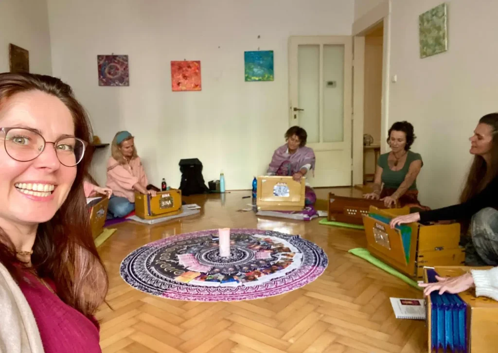 Komunita a podůrné prostředí během workshopů na harmonium s Pavlou Saraswati.