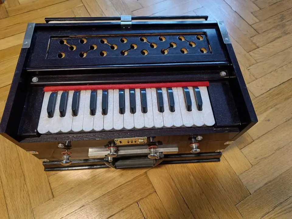 harmonium - nástroj pro harmonizaci. vyberte si to své.