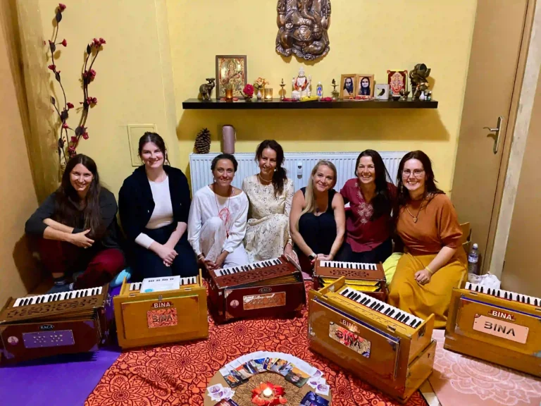 Kurz hry na harmonium s Pavlou Saraswati v září 2025 v Českých Budějovicích.