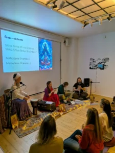 kírtan - zpěv manter a bhajanů v pražské tibet open house, Pavla Saraswati a přátelé