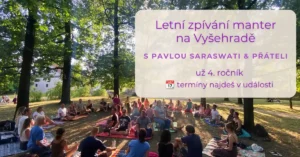Společné zpívání manter se Saraswati v parku na Vyšehradě při západu slunce. Zažij to s námi i letos
