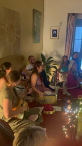 Zažijte společný zpěv manter za doprovodu sehrané kapely s Pavlou Saraswati a přáteli.