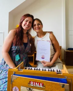 Zažijte indviduální přístup ve hře na harmonium a zpěvu manter. Individuální mentoring Pavly Saraswati.