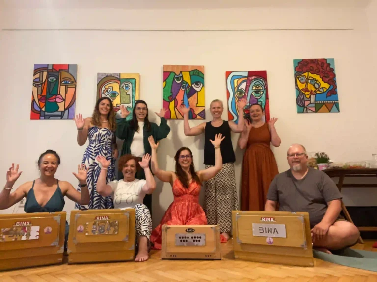 Kurz hry na harmonium s Pavlou Saraswati pro začátečníky v Praze, červen 2026.