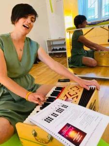 Zažijte indviduální přístup ve hře na harmonium a zpěvu manter. Individuální mentoring Pavly Saraswati.
