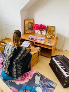 Zažijte indviduální přístup ve hře na harmonium a zpěvu manter. Individuální mentoring Pavly Saraswati.