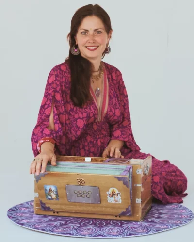 Pavla Saraswati - vyučuje hru na harmonium a poznání manter