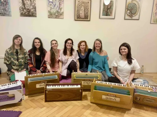harmonium-kurz-12-2024.webp účastnice kurzu Workshop hry na harmonium s Pavlou Saraswati