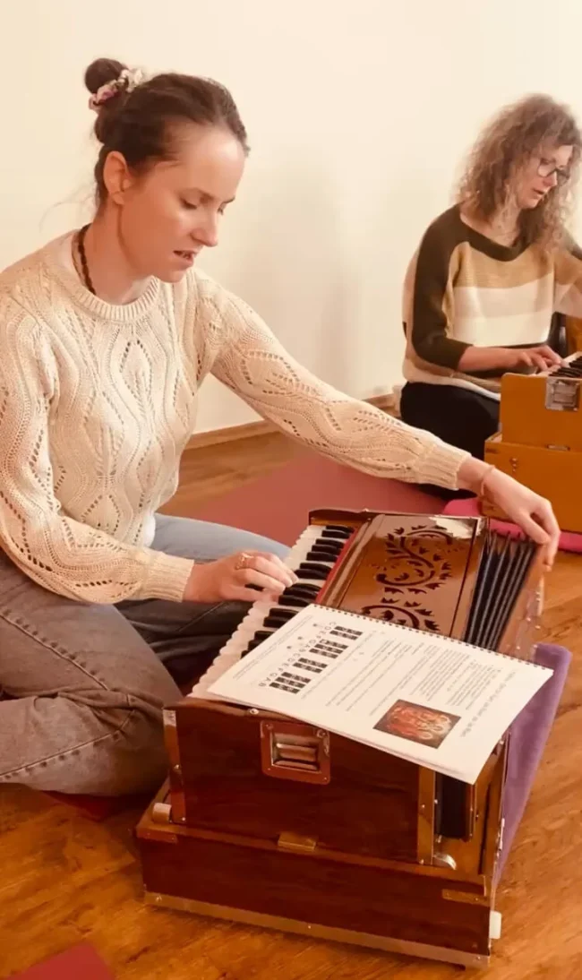 harmonium-zena-kurz-pavla-saraswati-2
