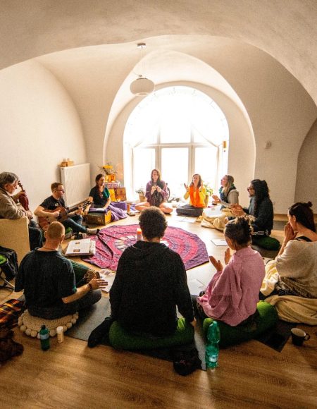 zažijte zpívání manter živě